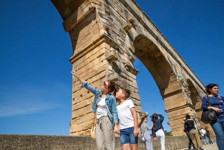 Sotto gli archi del Pont du Gard