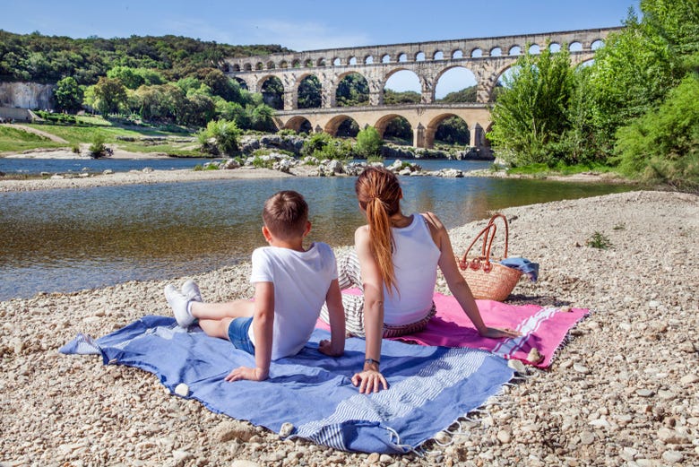 Contemplando o aqueduto Pont du Gard