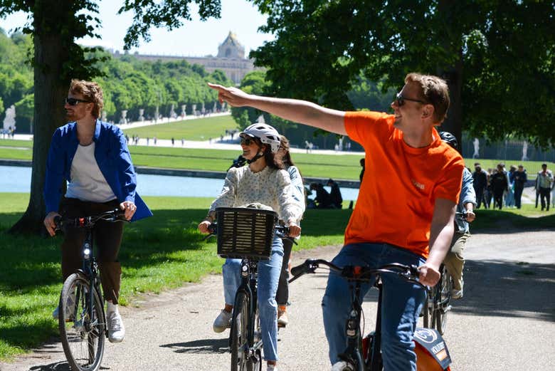 Cycle next to the Grand Canal of Versailles