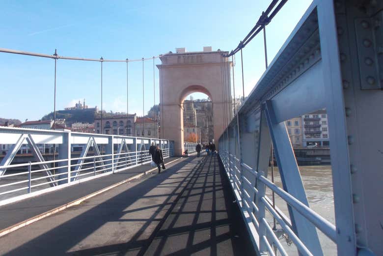 Puente que cruza el río Ródano