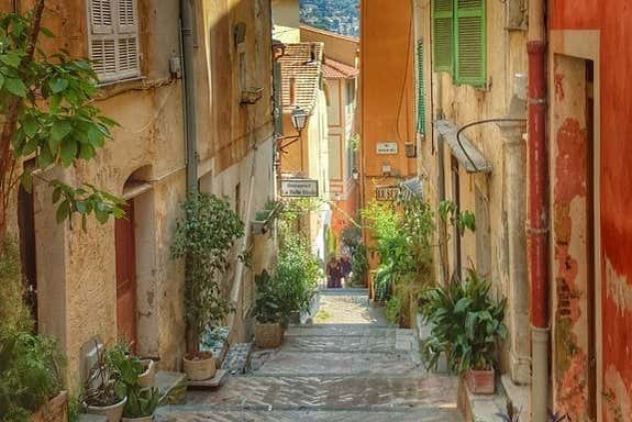 Rua do centro histórico de Villefranche