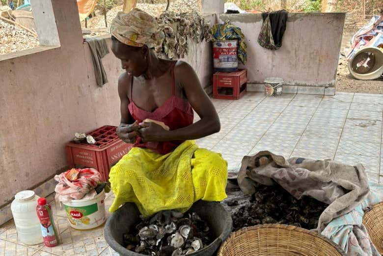 Une femme nettoyant des huîtres