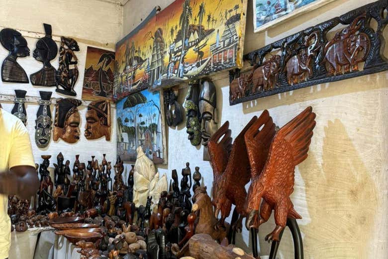 Un stand d'artisanat à Brikama