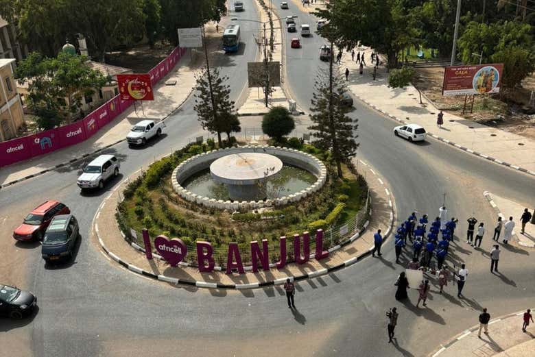Vue aérienne sur un rond-point à Banjul