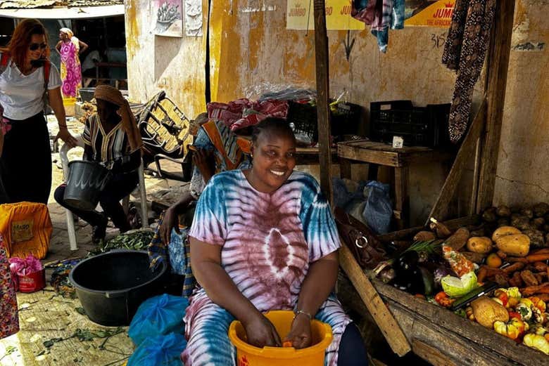 Une femme à un étal du marché de Serekunda