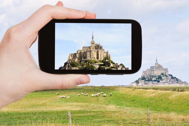 Photo du Mont Saint-Michel à travers un téléphone portable