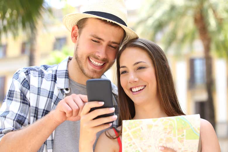Consultando el teléfono móvil en Cartagena de Indias
