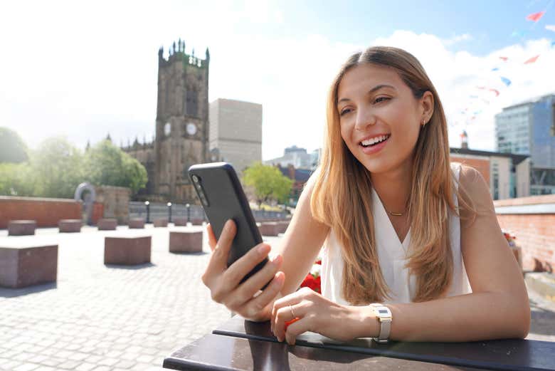 Videollamada frente a la catedral de Mánchester