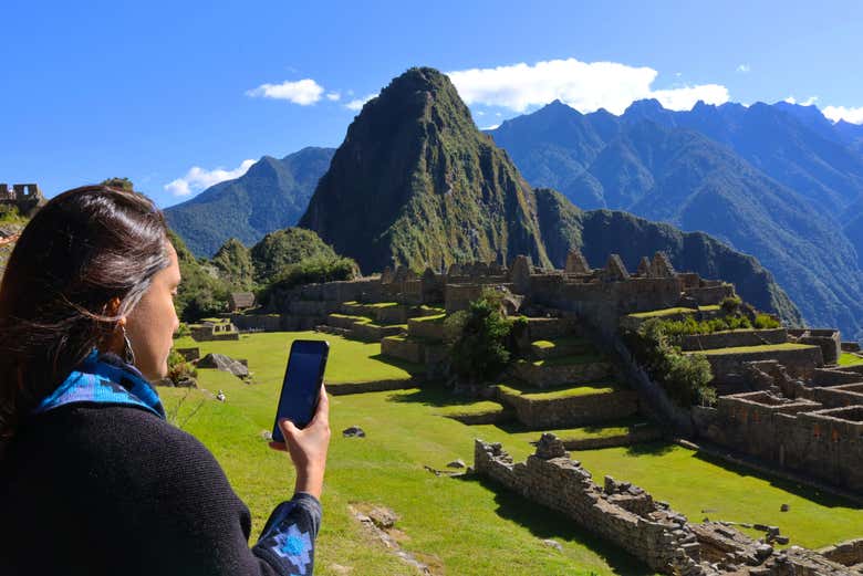 Haciendo una videollamada desde el Machu Picchu