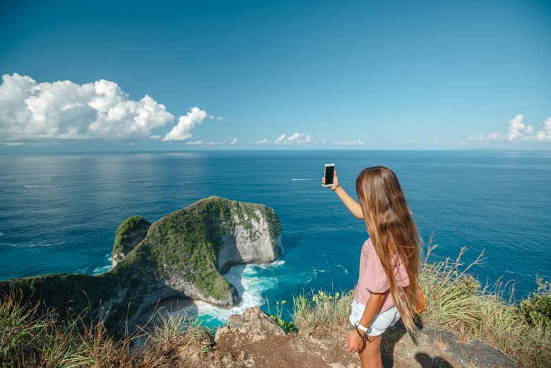 Subiendo fotos a redes sociales de Nusa Penida