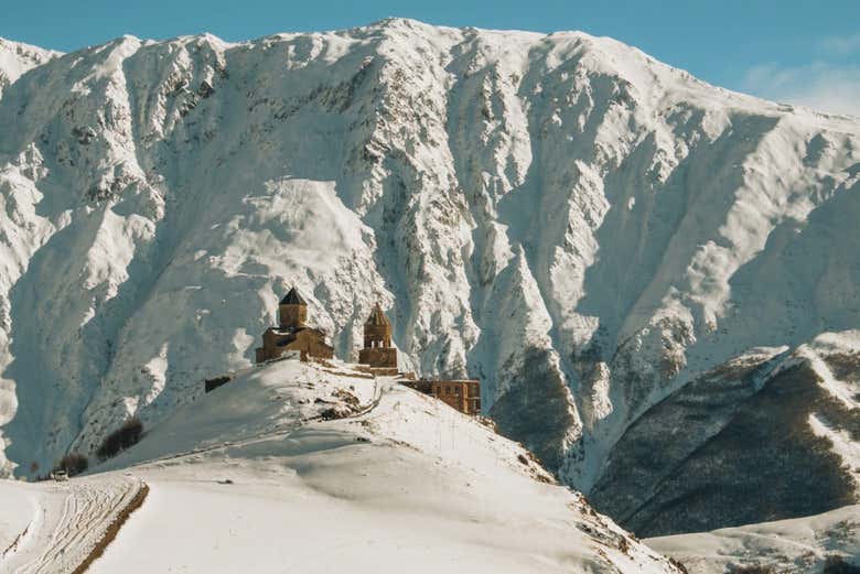 Iglesia de la Trinidad de Gergeti con nieve