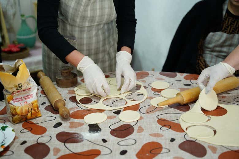 Preparando la masa de los khinkali