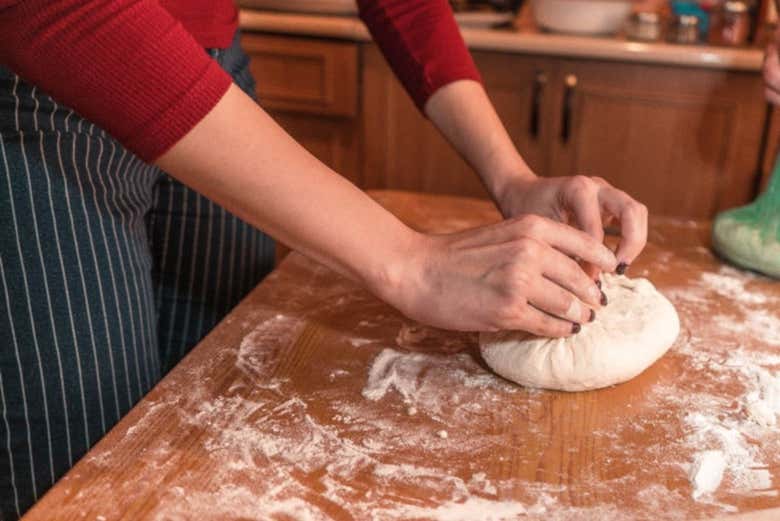 Pétrissage lors du cours de cuisine géorgienne