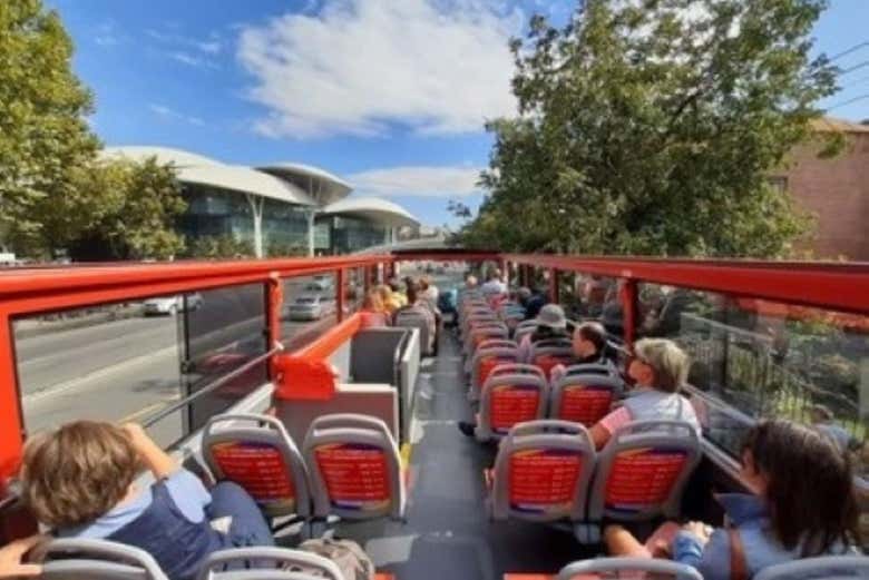 Autobus turistico per le strade di Tbilisi
