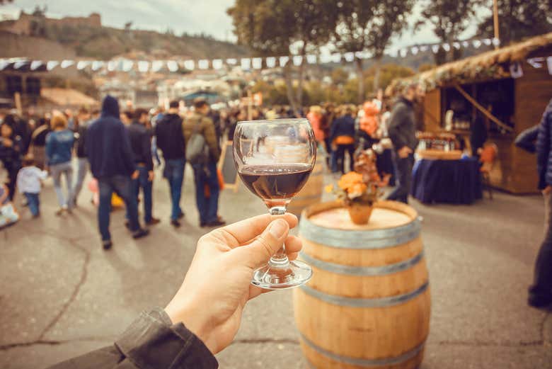 Trinquez avec un verre de vin