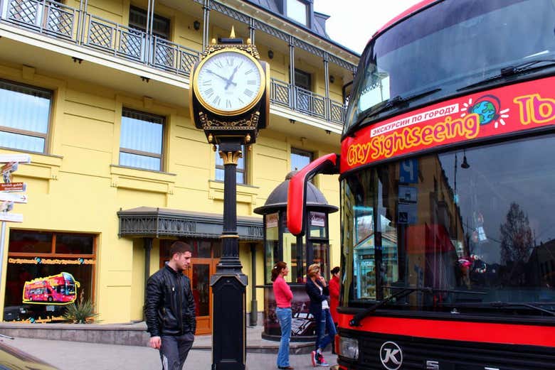 Il bus turistico di Tbilisi nel centro città