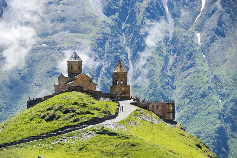 La iglesia de la Trinidad de Gergeti en la cima