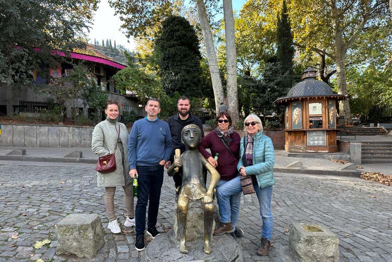 Ao lado da estátua de Tamada