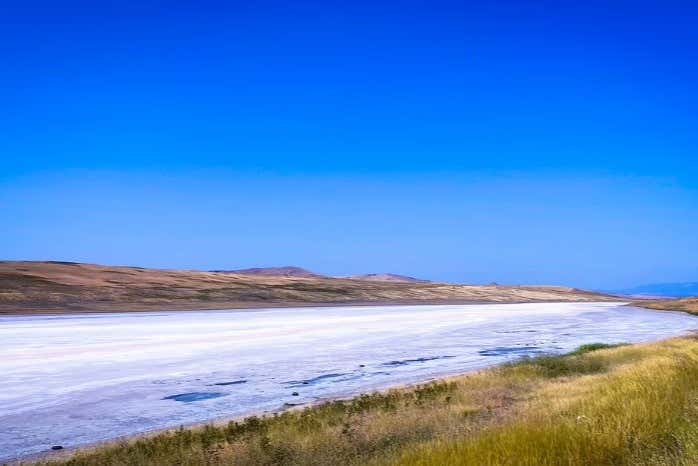 Lago de sal no deserto de Gareja