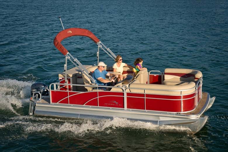 Barco pelo rio Kura