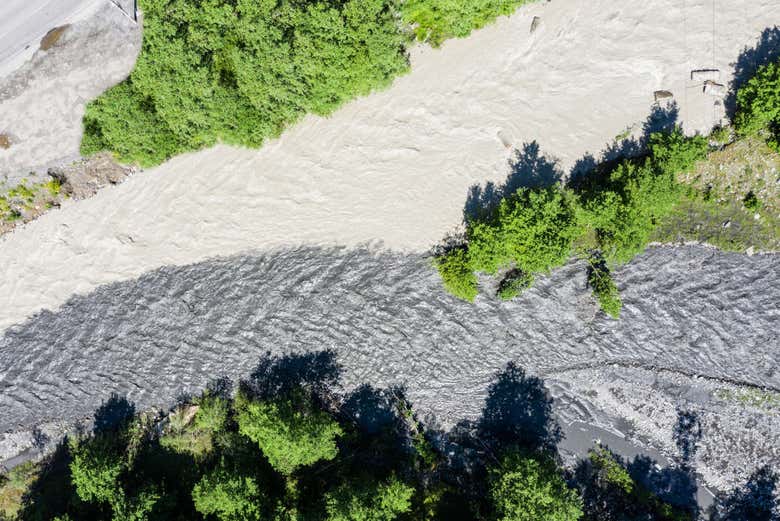 Fiume nero e bianco di Agravi