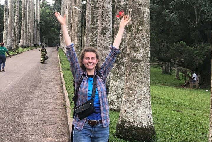 Disfrutando de la visita por el  Jardín Botánico de Aburi