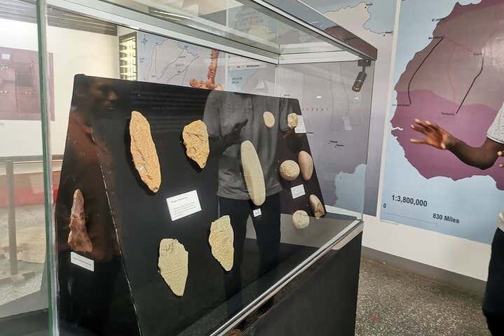 Atendiendo a las explicaciones del guía