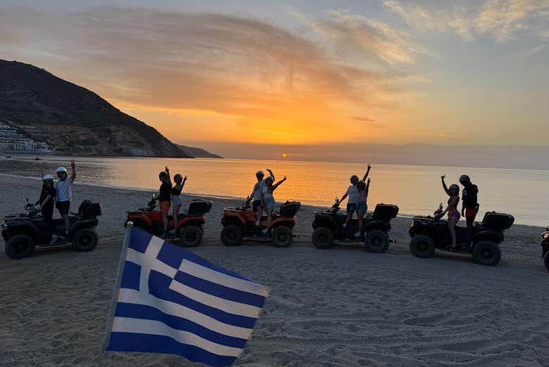 Disfrutando del atardecer desde los quads