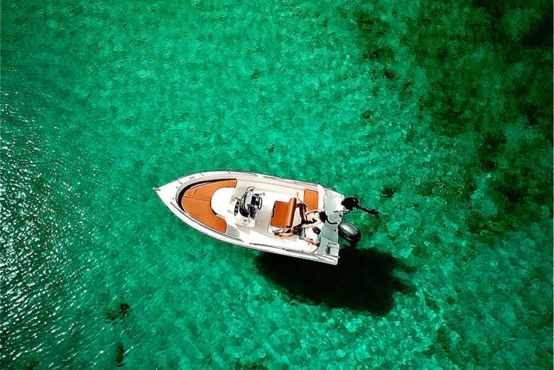 Você navegará por estas águas cristalinas