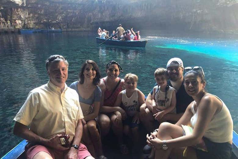 Esplorando la grotta di Melissani