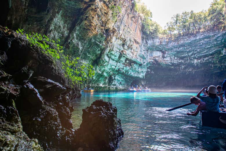 Navegando en una barca por el lago Melissani