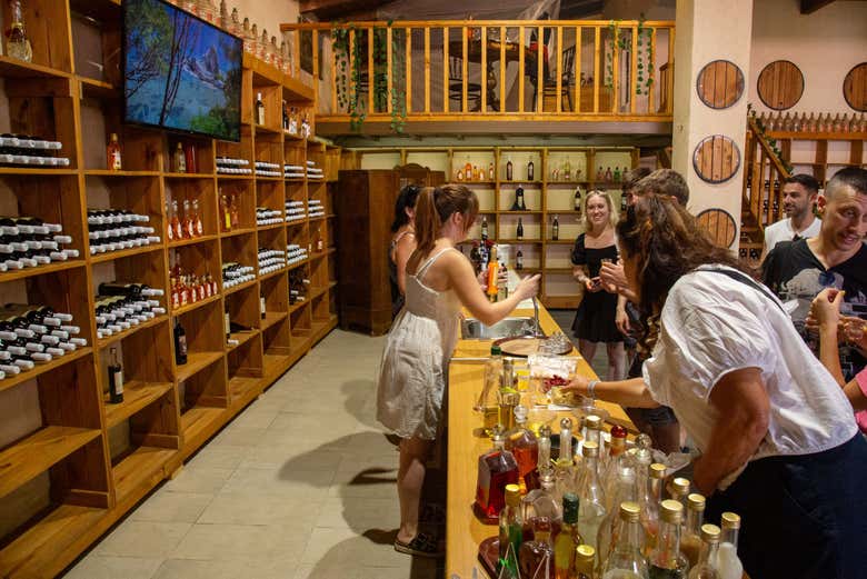 Realizando una degustación en una bodega local