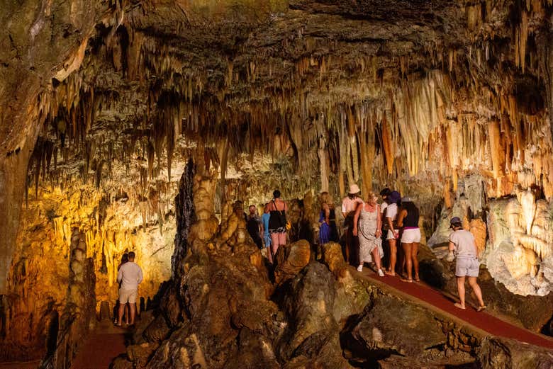 Recorriendo el interior de la cueva Drogarati