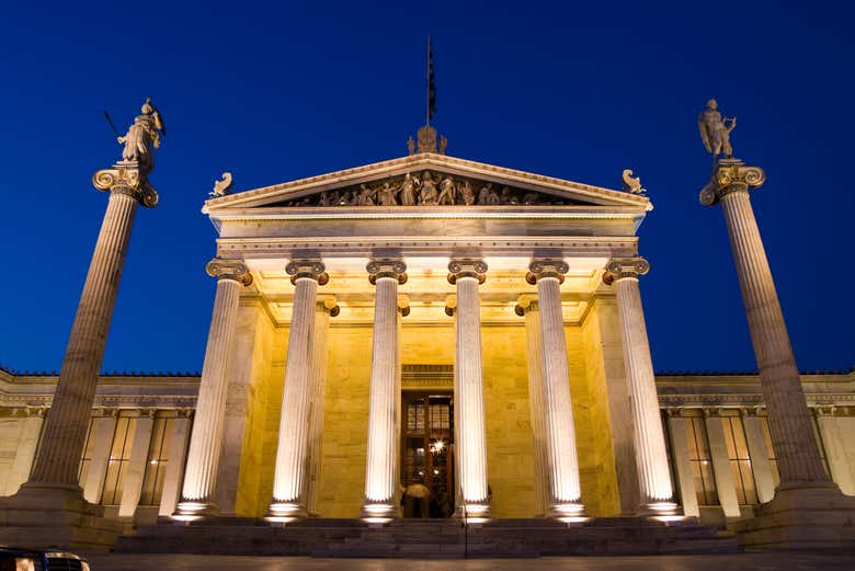 Académie d'Athènes et ses colonnes ioniques de nuit