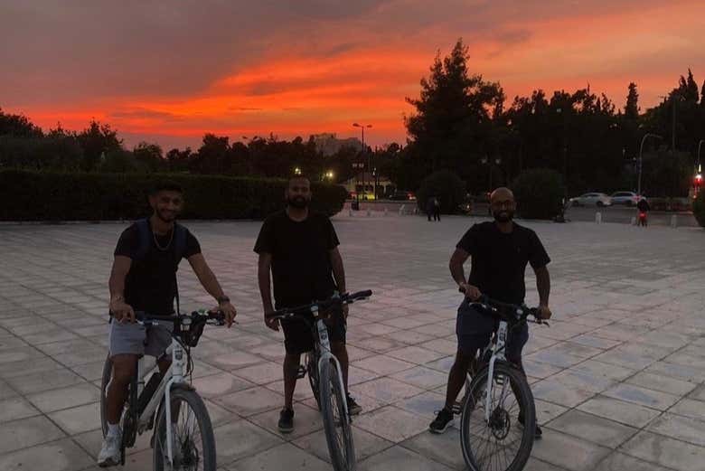 Posando com as cores do entardecer ao fundo