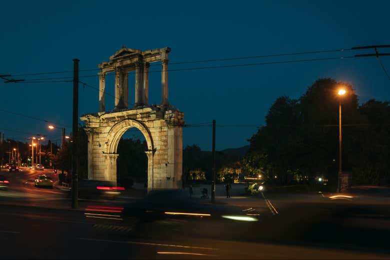 O Arco de Adriano à noite