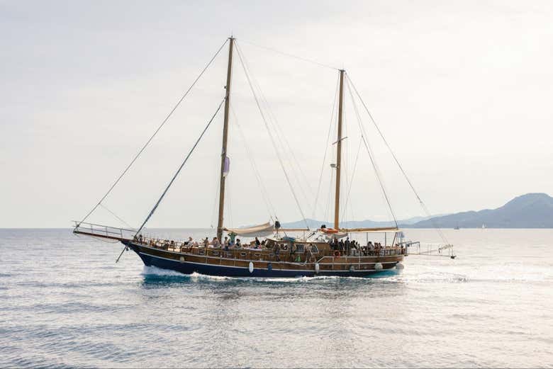 O barco navegando pela Riviera de Atenas