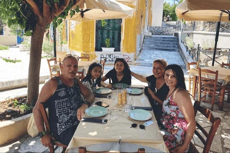 Discover the best traditional Greek tavernas to eat at