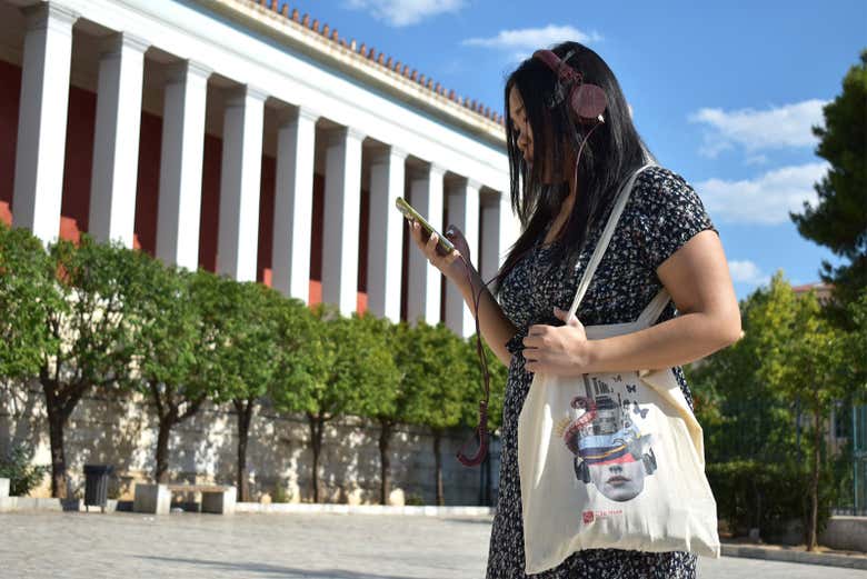 Una ragazza con le cuffie ascolta l'audioguida del museo