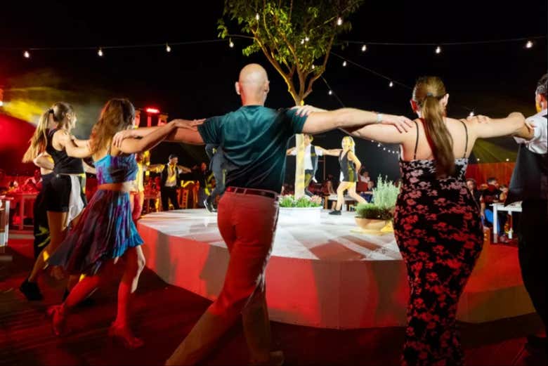 Bailando al ritmo de música tradicional griega