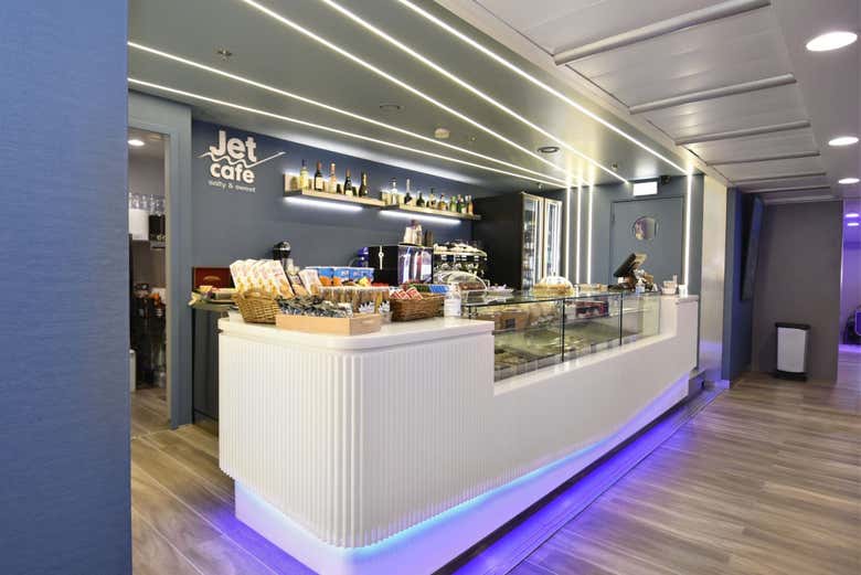 Disfrutad de un tentempié en la moderna cafetería a bordo