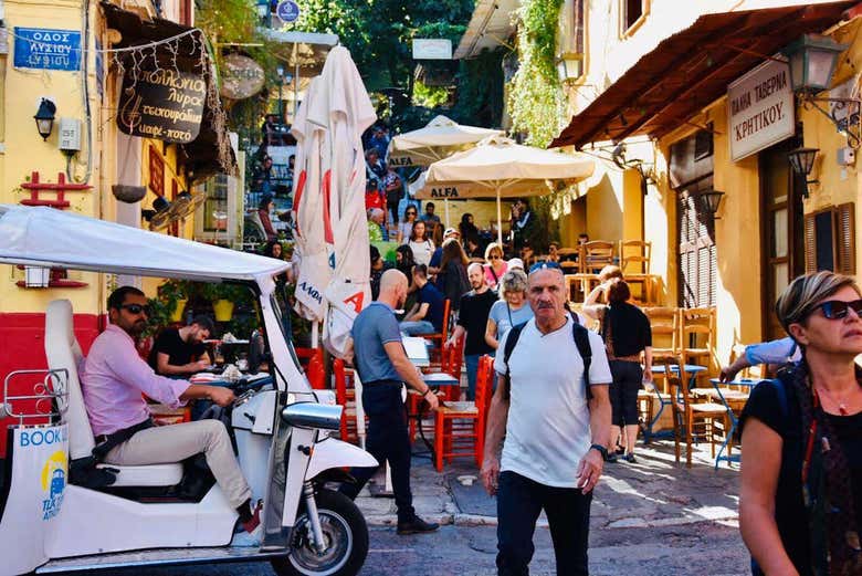 Pasando por las calles de Atenas en tuk tuk