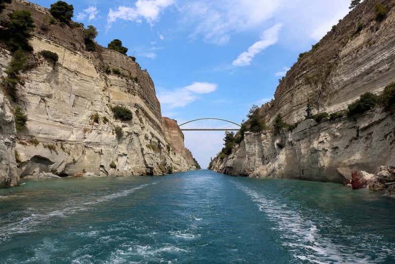 El Canal de Corinto visto desde el agua