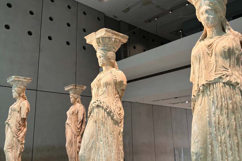 Cariátides talladas en mármol pentélico