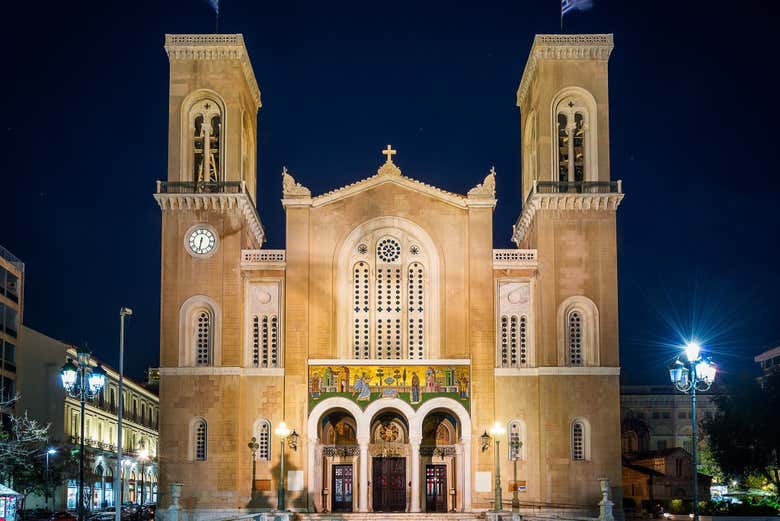 Catedral de Atenas iluminada por la noche