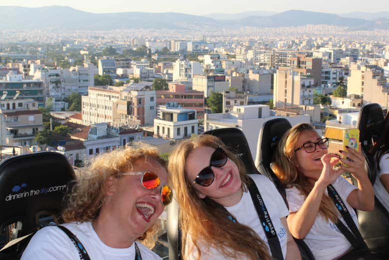 Cenando nel Dinner in the Sky di Atene