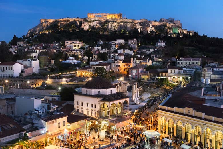 Vue sur le centre historique d'Athènes de nuit