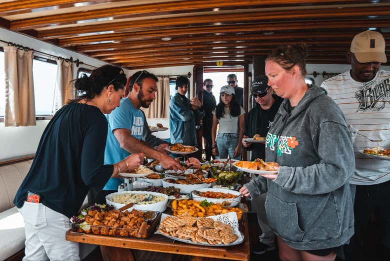O almoço tipo buffet servido no barco