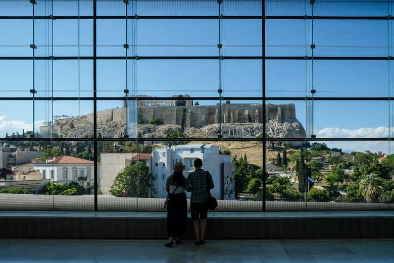 Una coppia osserva l'Acropoli dal museo