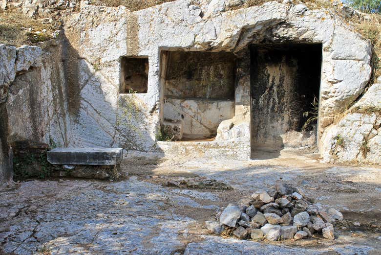 La enigmática Cueva del Hombre Sordo